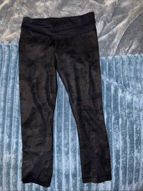 Lululemon Black Camouflage Low/Mid Rise Active Capri Leggings